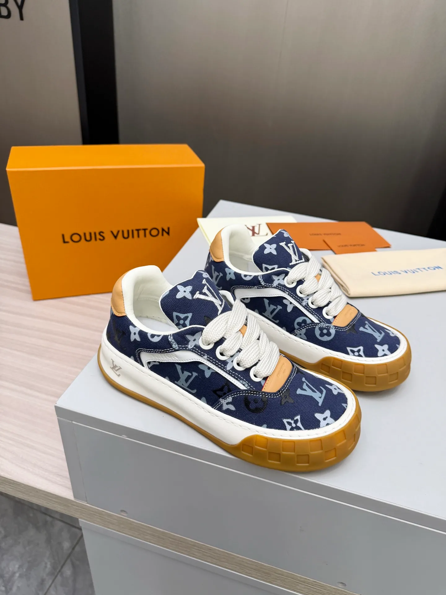 Men's men's shoes P640! Top version LV-Louis Vuitton-classic catwalk new style, empty glue process·original 1:1 development and reproduction! ! The upper foot is very comfortable. It is made of luxurious materials and fine workmanship. The midsole is printed with English letters "Made in Europe". The upper is made of calfskin imported from Italy. The side is decorated with the brand's LOGO and signature. The latest latex foot pads and mesh lining make the foot feel super comfortable. The original two-color TPU combination outsole is specially provided by the original factory. Bag technology Goodyear stitched edges Fabric: Exclusive custom first-layer cowhide Accessories: Exclusive private model Vuitton logo, lining: Customized silk mesh lining - first-layer silk cowhide lining Outsole: TPU combination outsole wear-resistant, non-slip and anti-yellowing Foot pads: new latex pads-mesh sweat-absorbent Counter technology: fully computerized sewing machine wire drawing Toe box back cover Hot and cold shaping Full set of pull-top last with medium and low logo pattern Code number 39-45
